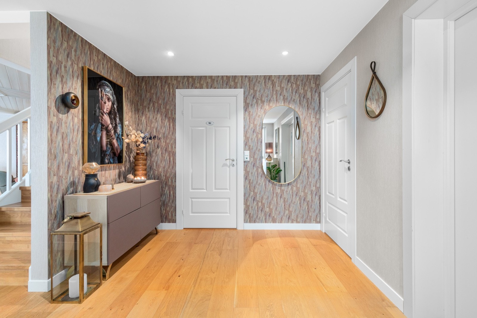 Representativ entré/hall | varmefolie i gulv | downlights Galleribilde