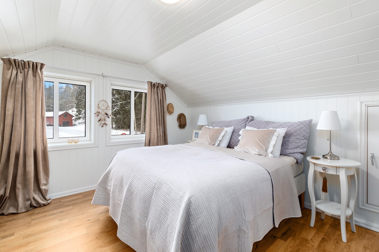 Det ene soverommet i 2. etasje har god størrelse og kan om ønskelig fint også brukes som stue nummer 2 Galleribilde