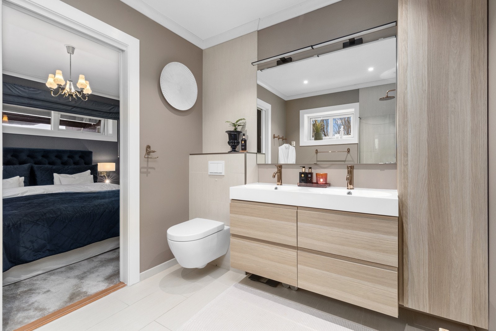 Solid innredning med dobbelvask og stor speile Galleribilde