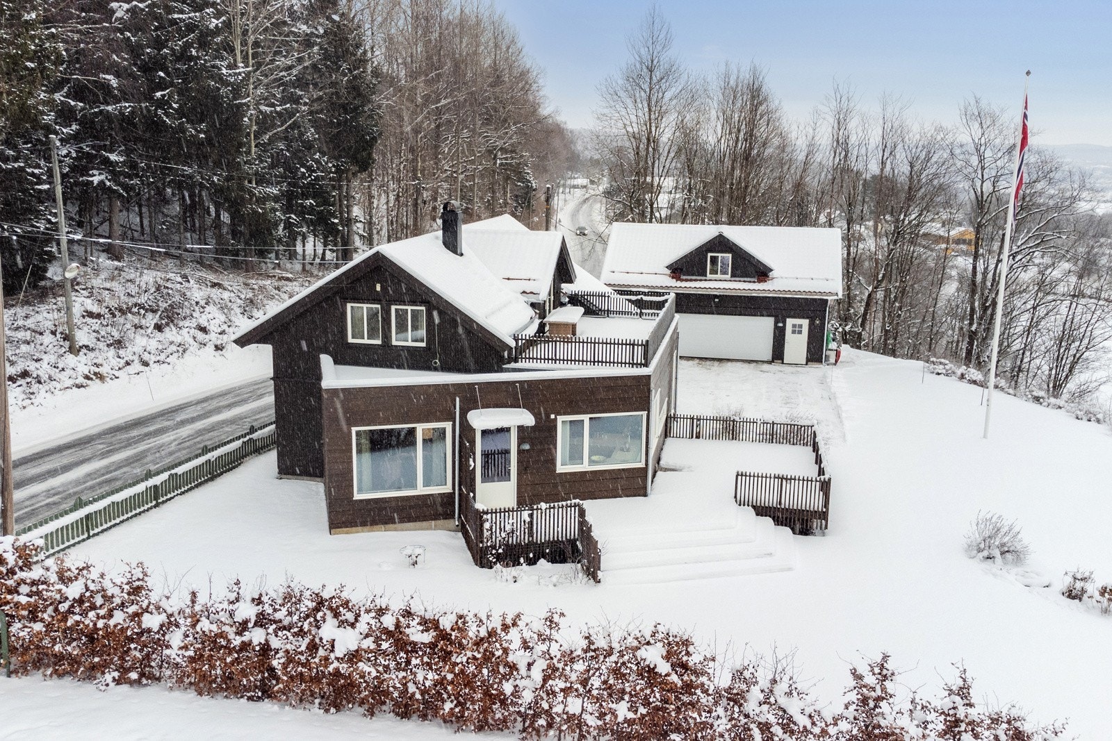 Eiendommen har en landlig usjenert plassering i Skoger Galleribilde