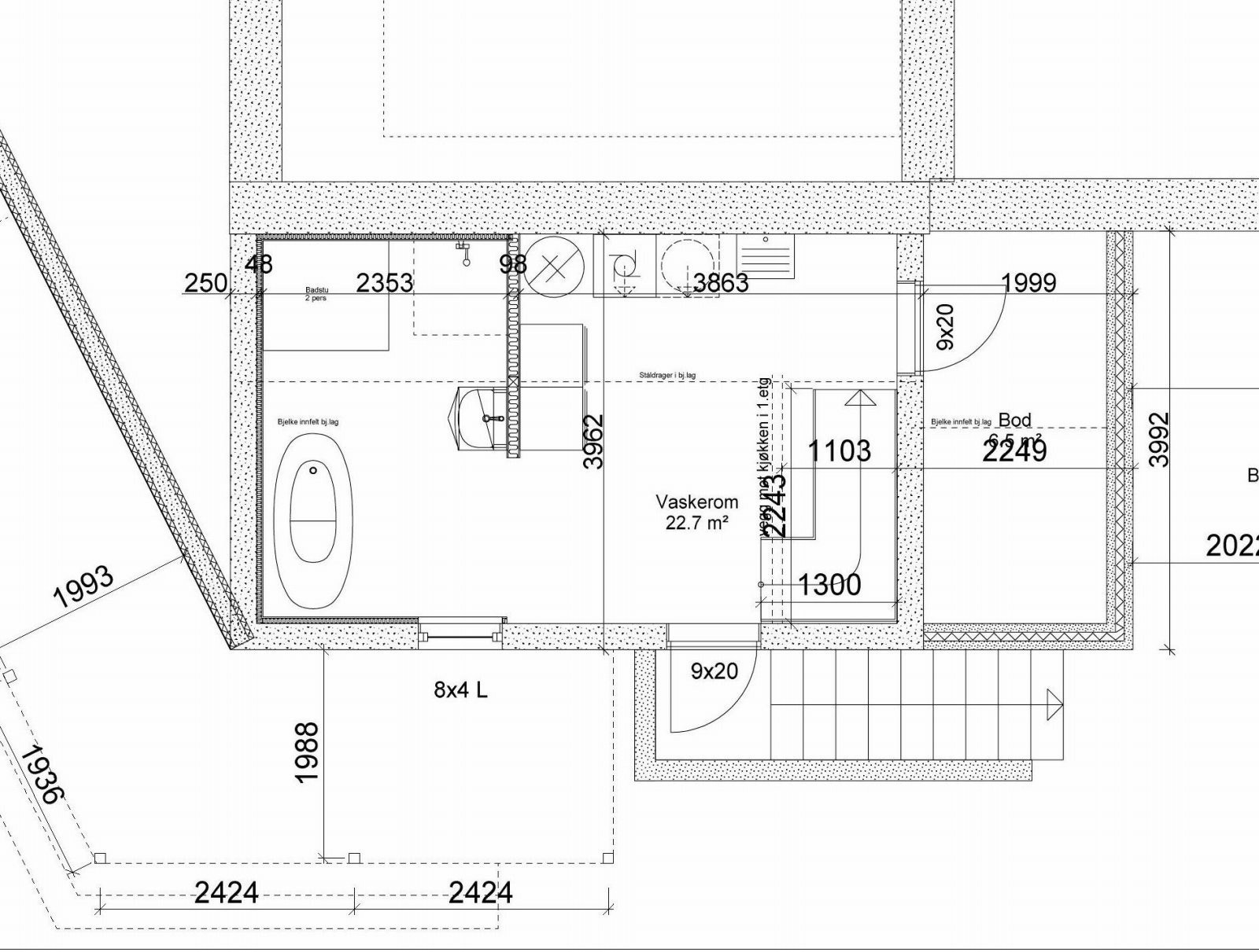 Vegg i vegg med vaskerommet er det avsatt ett rom med opplegg for bad med hjørnekar, badstue, dusjnisje og innredning | veggene og gulvet er i dag kun støpt og el. varmekabler er lagt Galleribilde