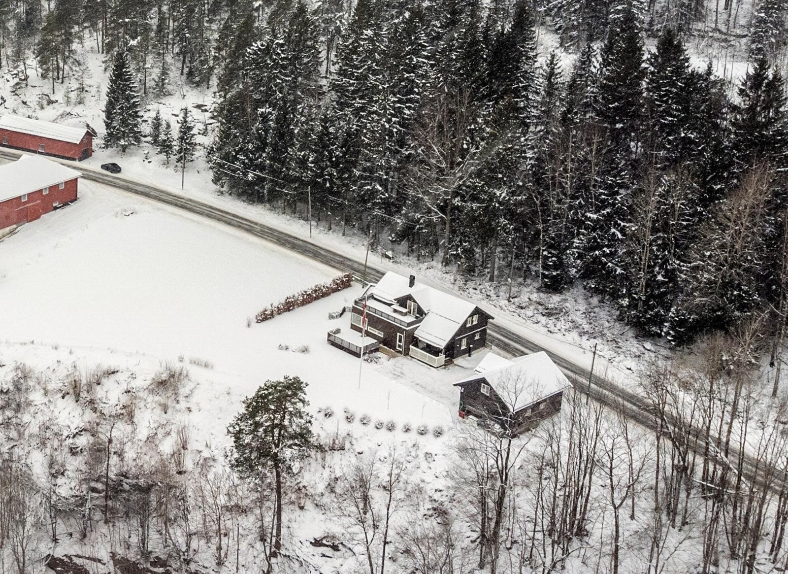 Landlig og fritt i Skoger med fantastisk utsikt og gode solforhold | 300 meter til buss | kort vei til Skoger skole og Skogerhallen med idrettsanlegg Galleribilde