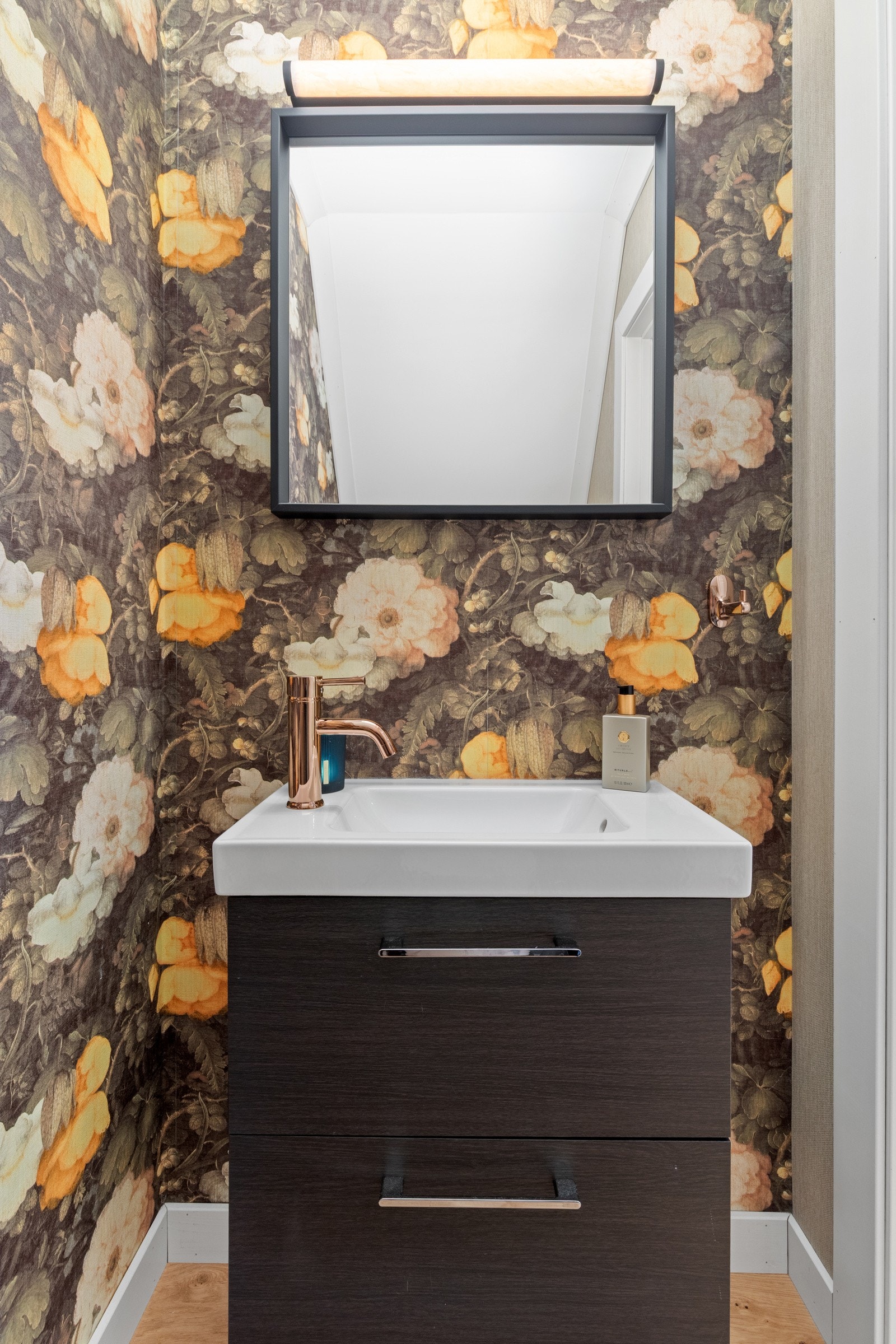 Gjestetoalett med adkomst fra hall Galleribilde