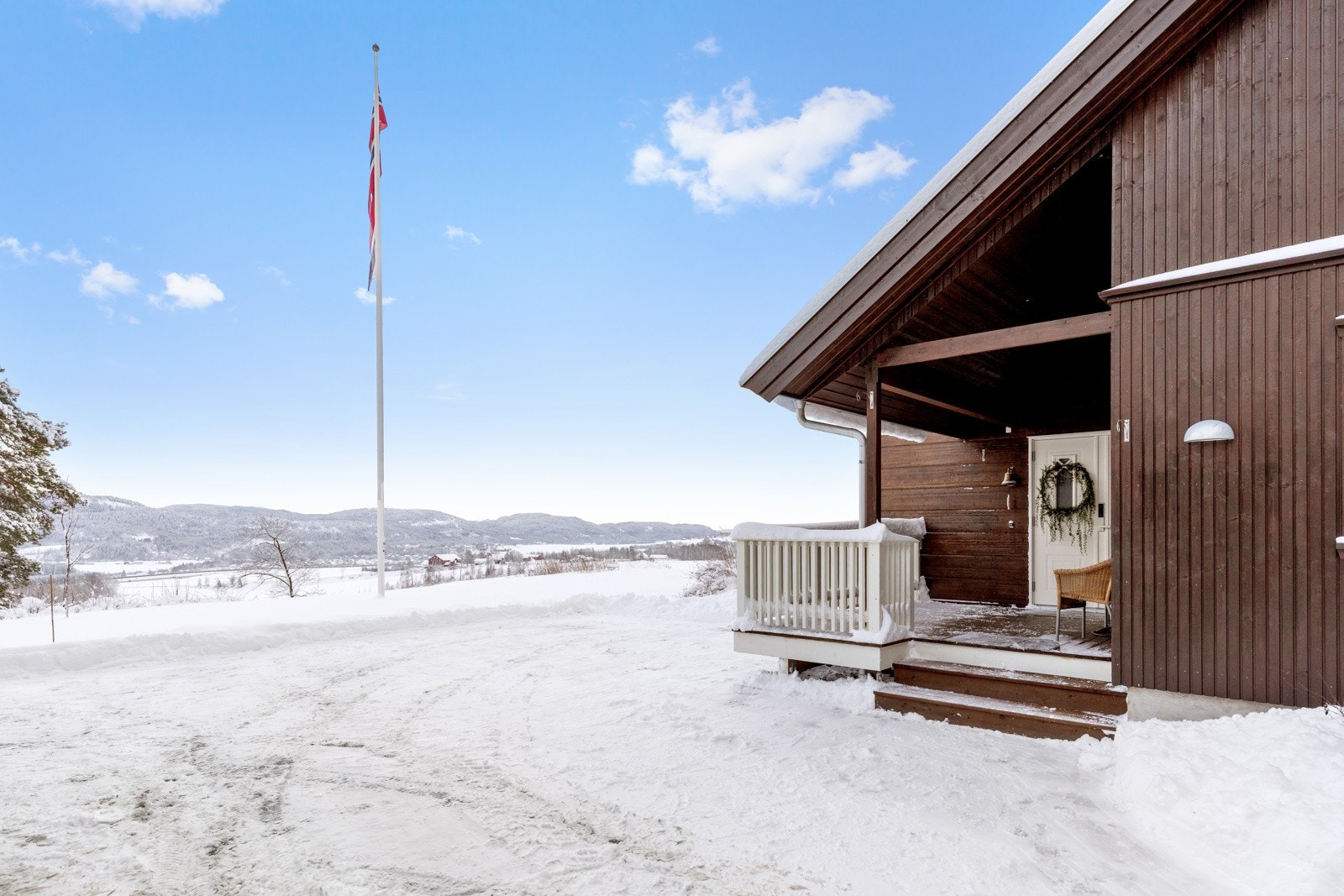 Stor usjenert meget pent opparbeidet eieromt (se også sommerbilder) med fantastisk vid utsikt over de landlige områdene omkring Galleribilde