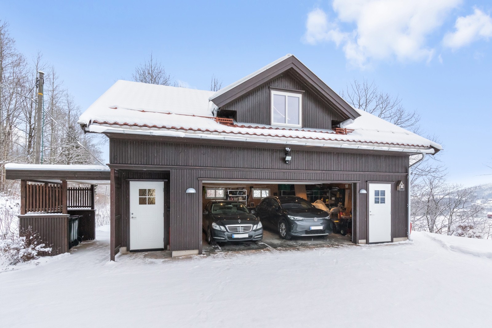 Dobbelgarasje med stort loft, bygget 2019 | aluminiumsport med automatisk portåpner Galleribilde