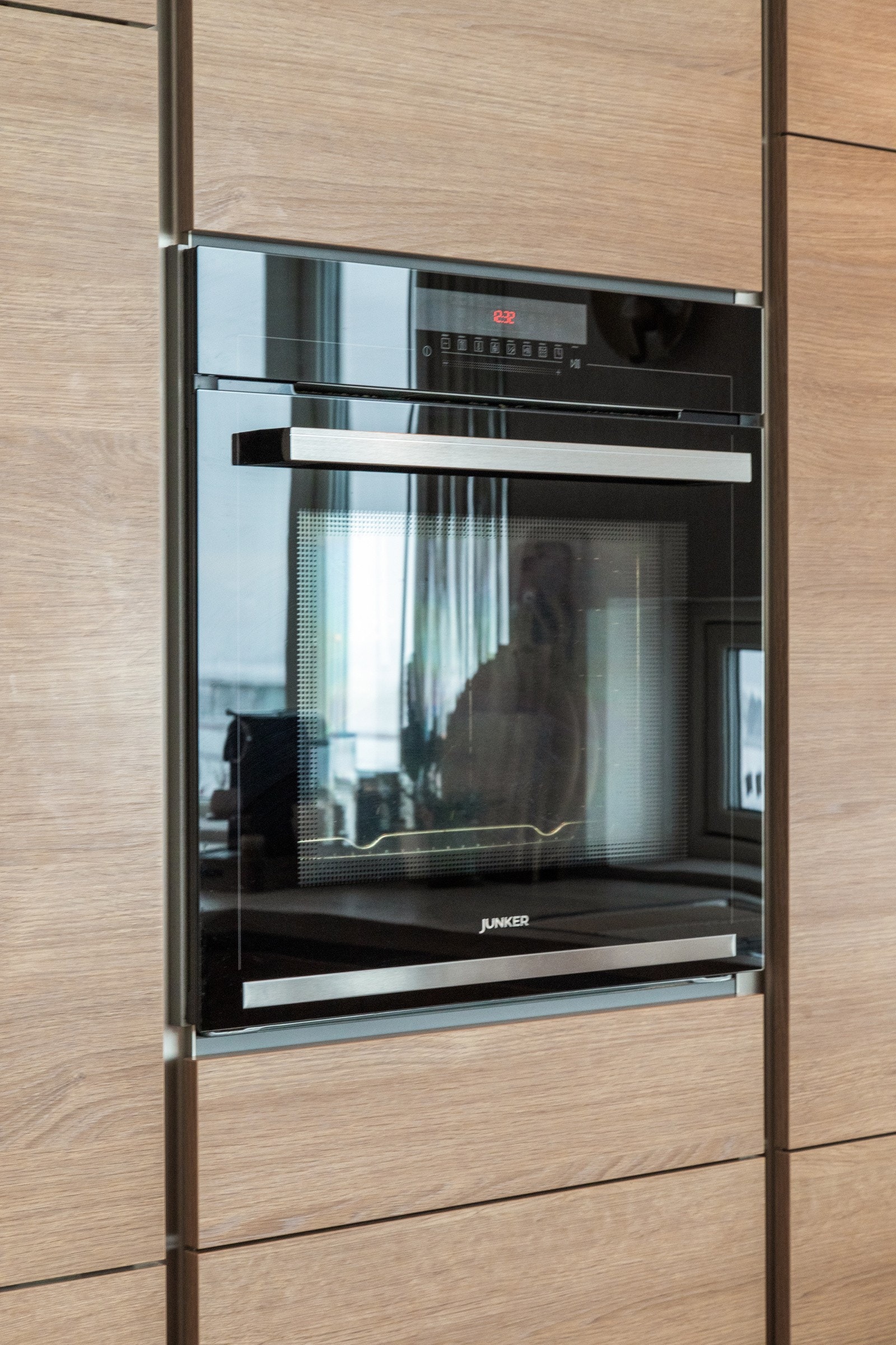 Detaljfoto kjøkken komfyr i høyskap Galleribilde