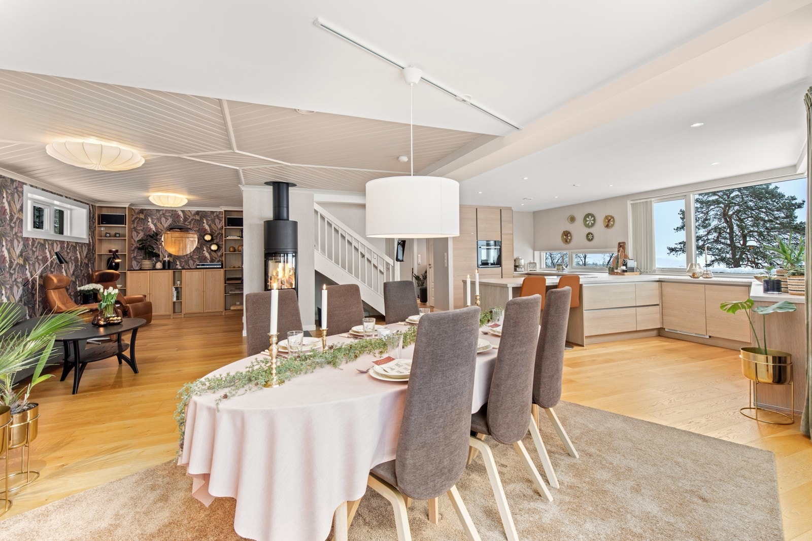 Stor åpen stue med flere møbleringsalternativer Galleribilde