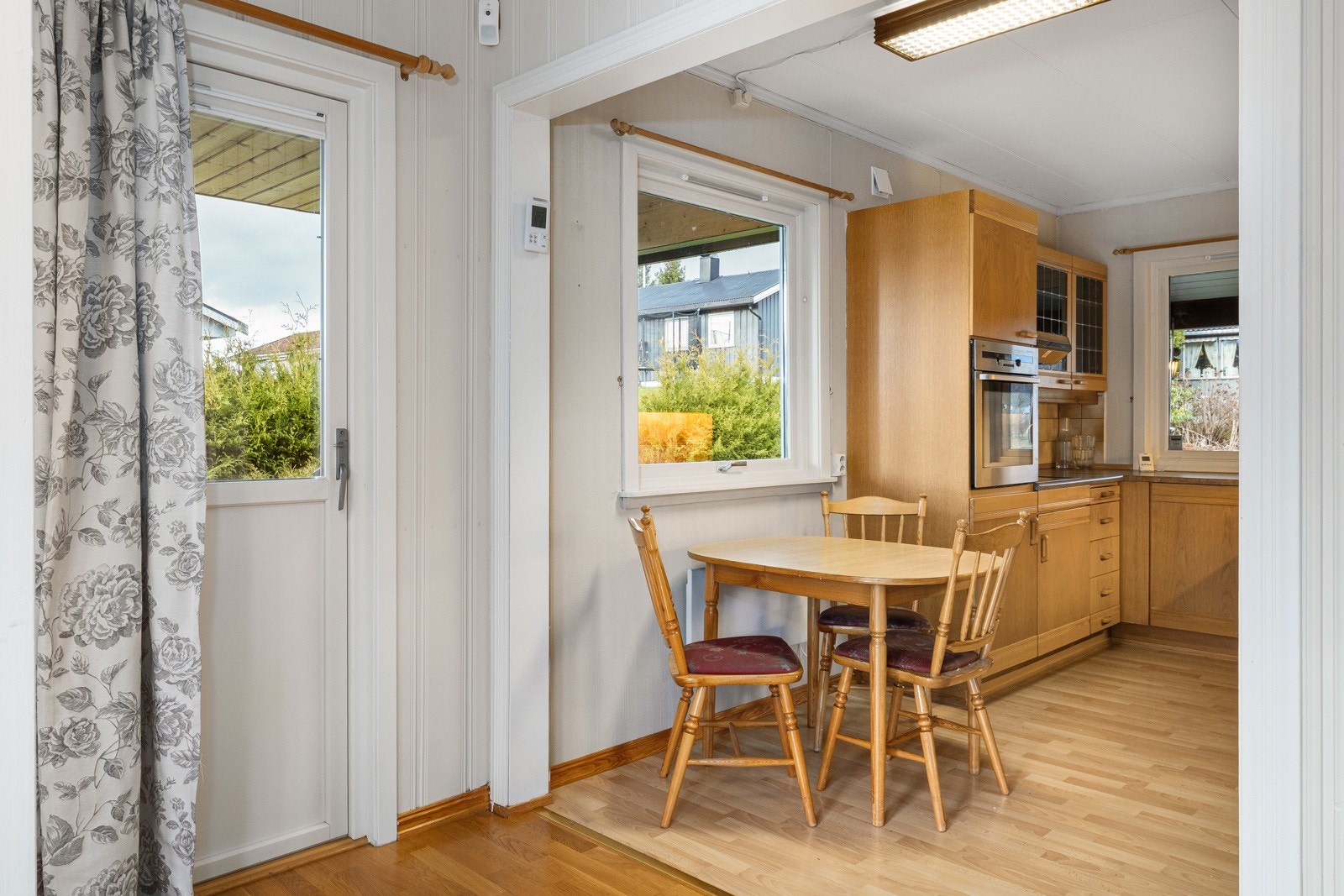 Utgang til hyggelig uteplass. Galleribilde