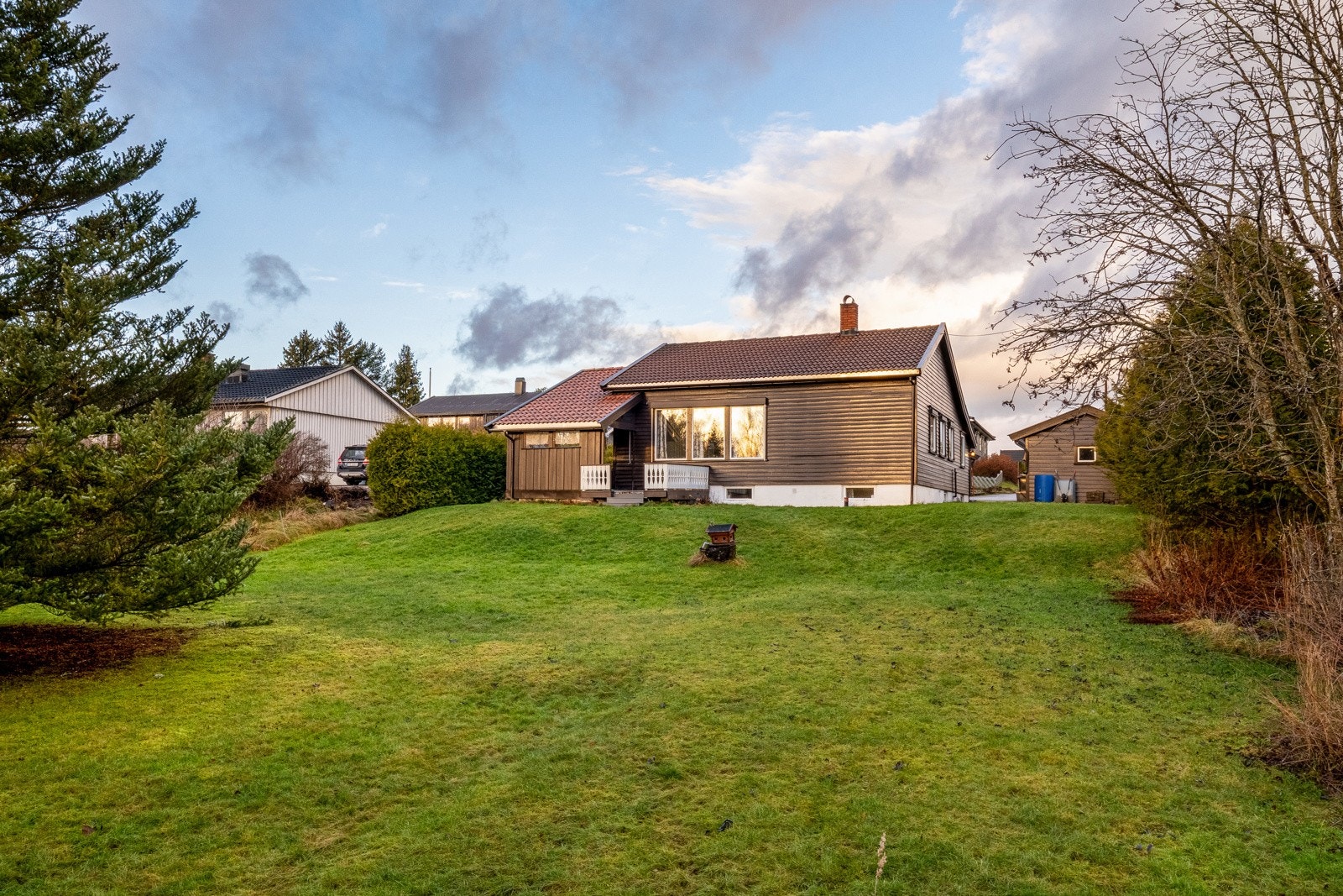 Romslig hage som byr på spillerom for store og små. Galleribilde