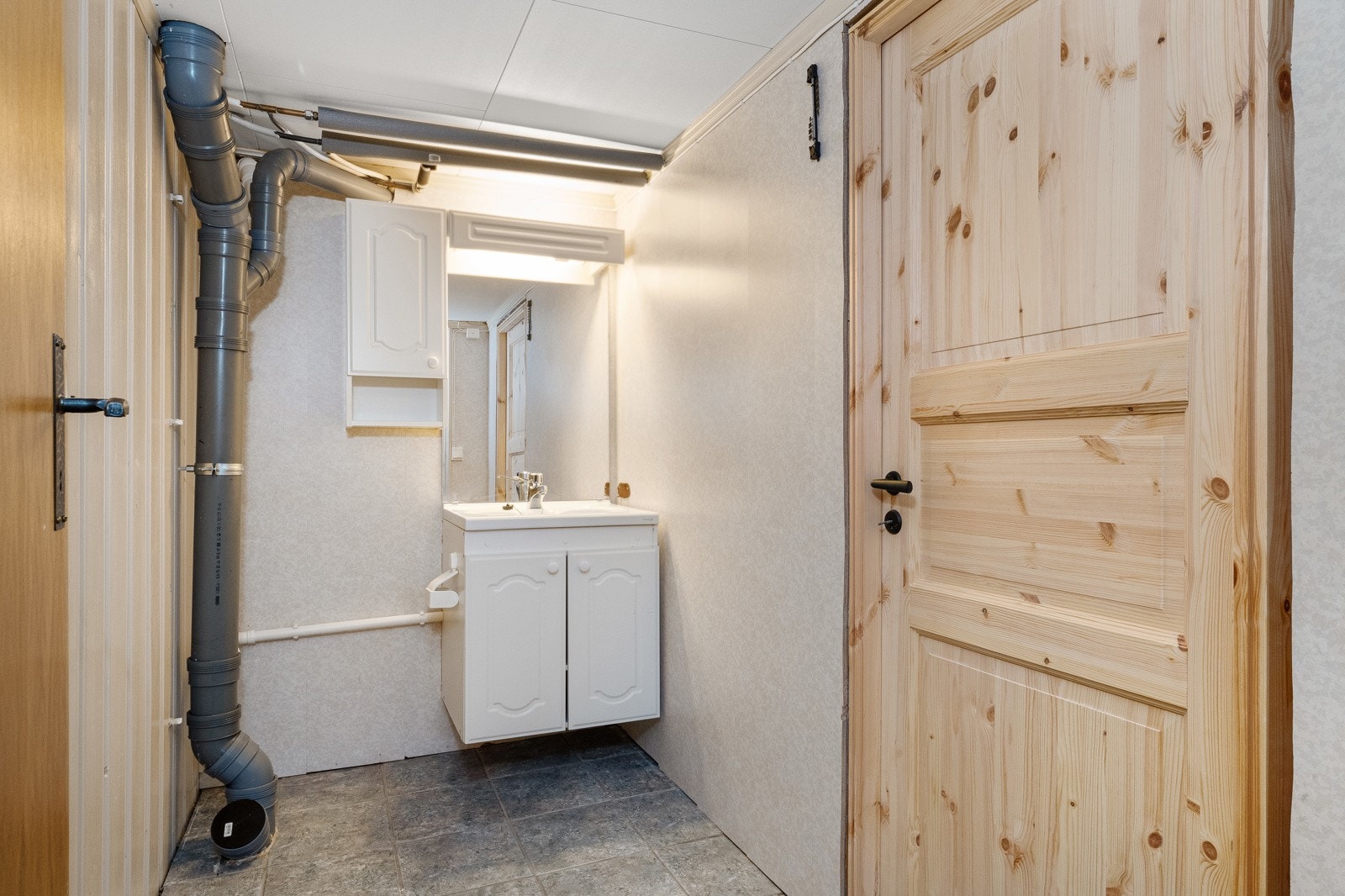 Det har vært et toalettrom i kjelleren tidligere. Toalett er fjernet. Galleribilde