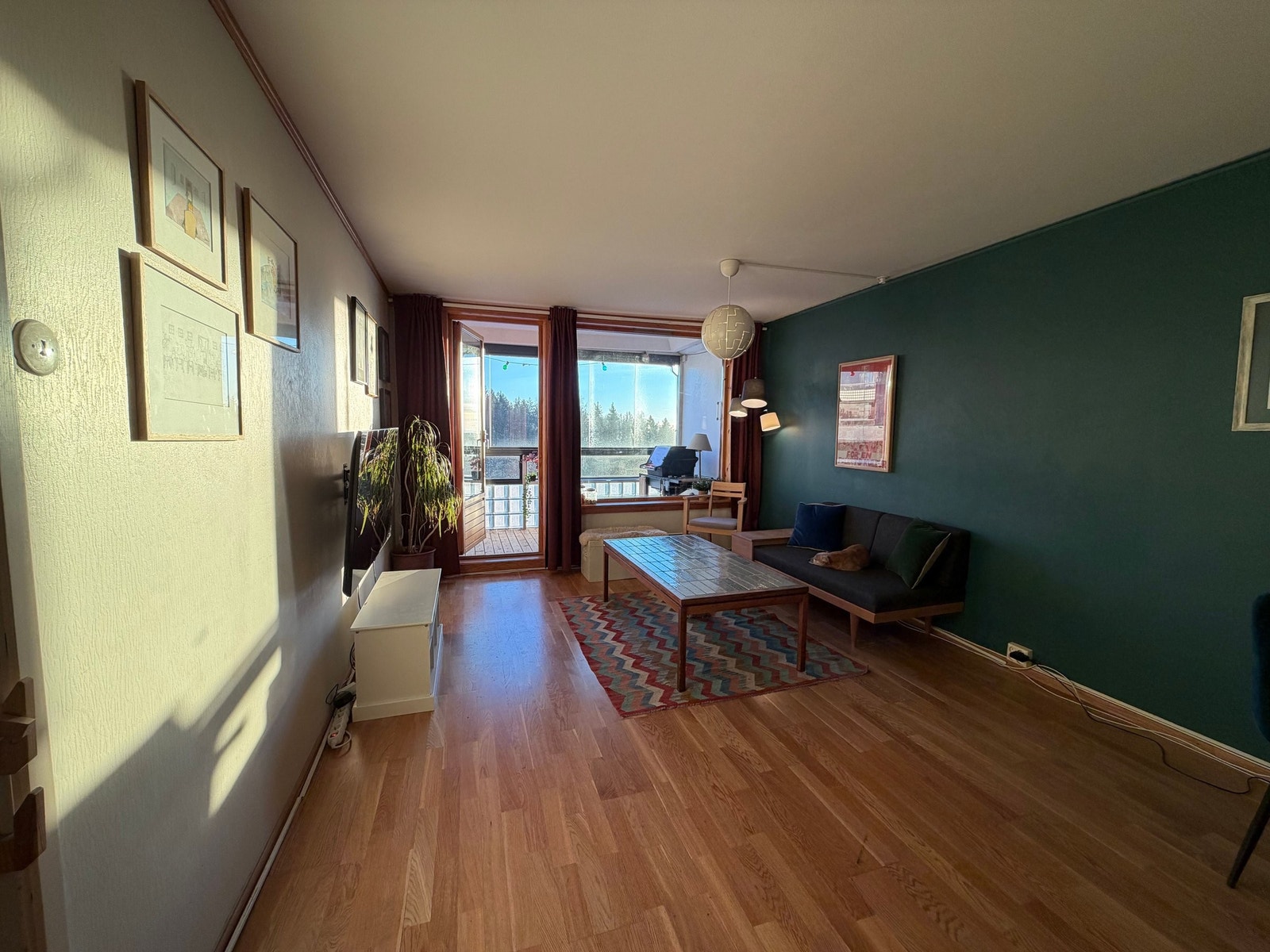 Stor og praktisk stue med plass til flere møbleringssoner. Galleribilde