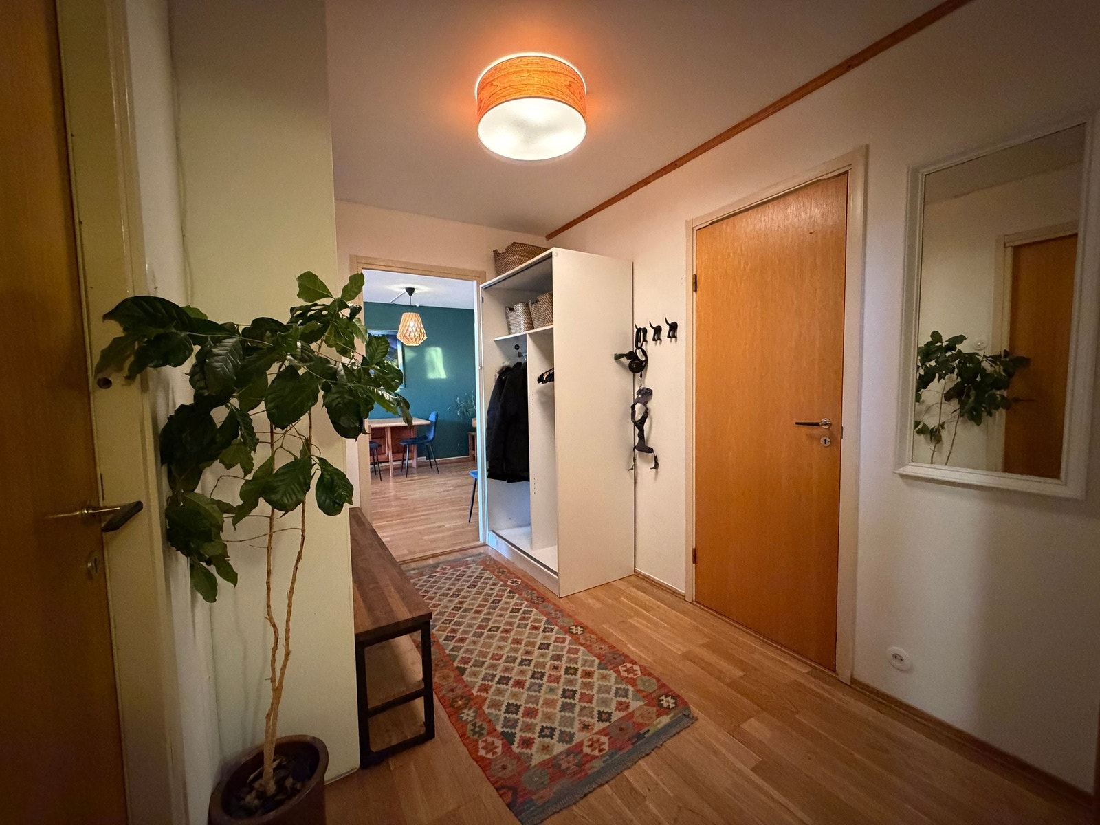 Velkommen inn gjennom en romslig og innbydende gang. Galleribilde