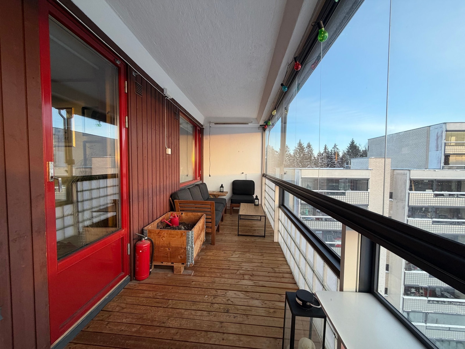 Balkongen ligger usjenert til med god plass og deilig utsikt. Galleribilde