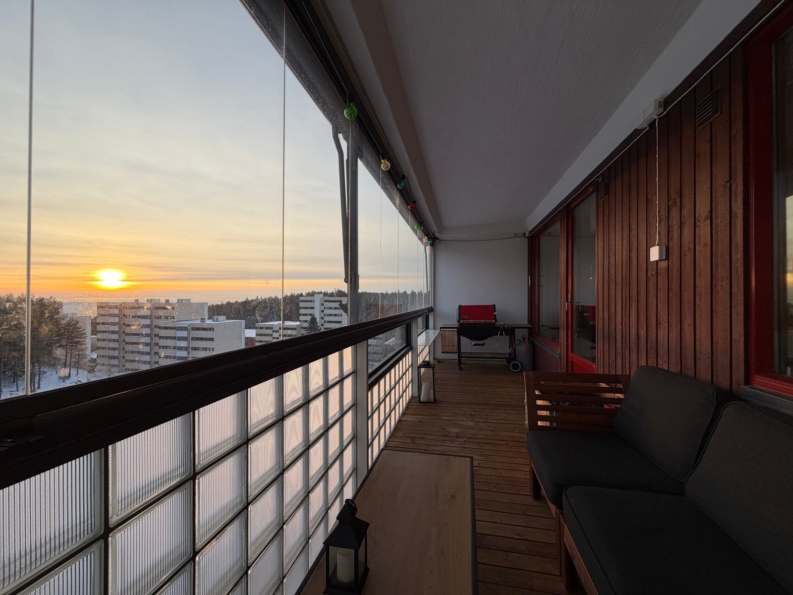 Balkongen ligger usjenert til med god plass og deilig utsikt. Galleribilde