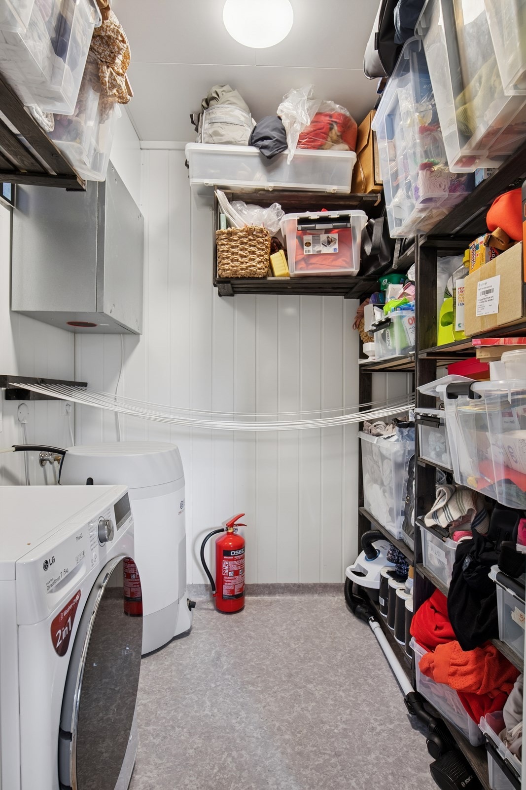 Funksjonelt vaskerom med oppbevaringsmuligheter. Galleribilde