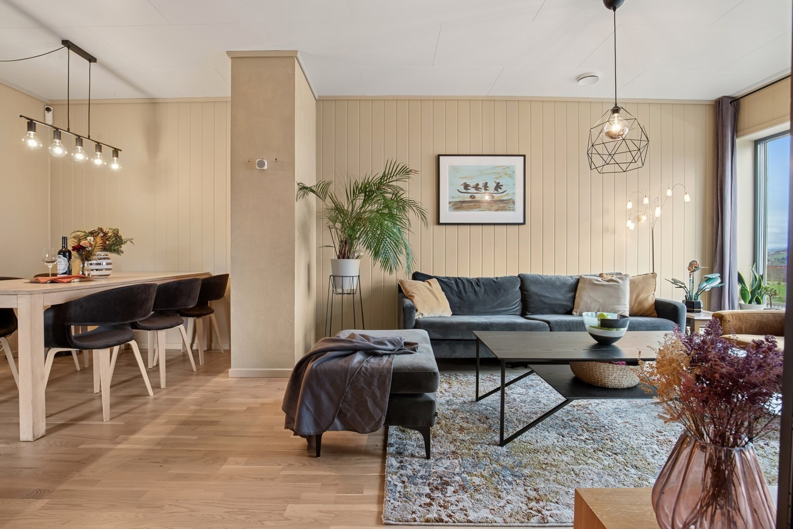 Fra stuen har du også åpen løsning til spisestue og kjøkken. Galleribilde