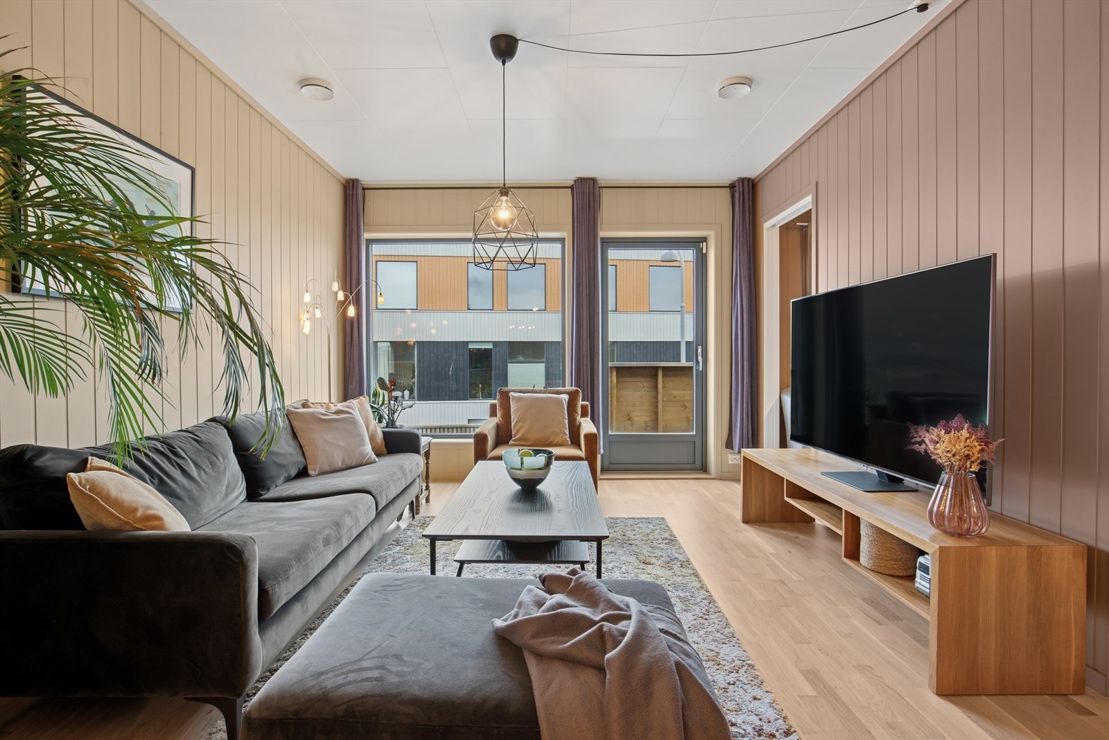 Lys, moderne leilighet med gjennomtenkte detaljer - et hjem å trives i. Galleribilde