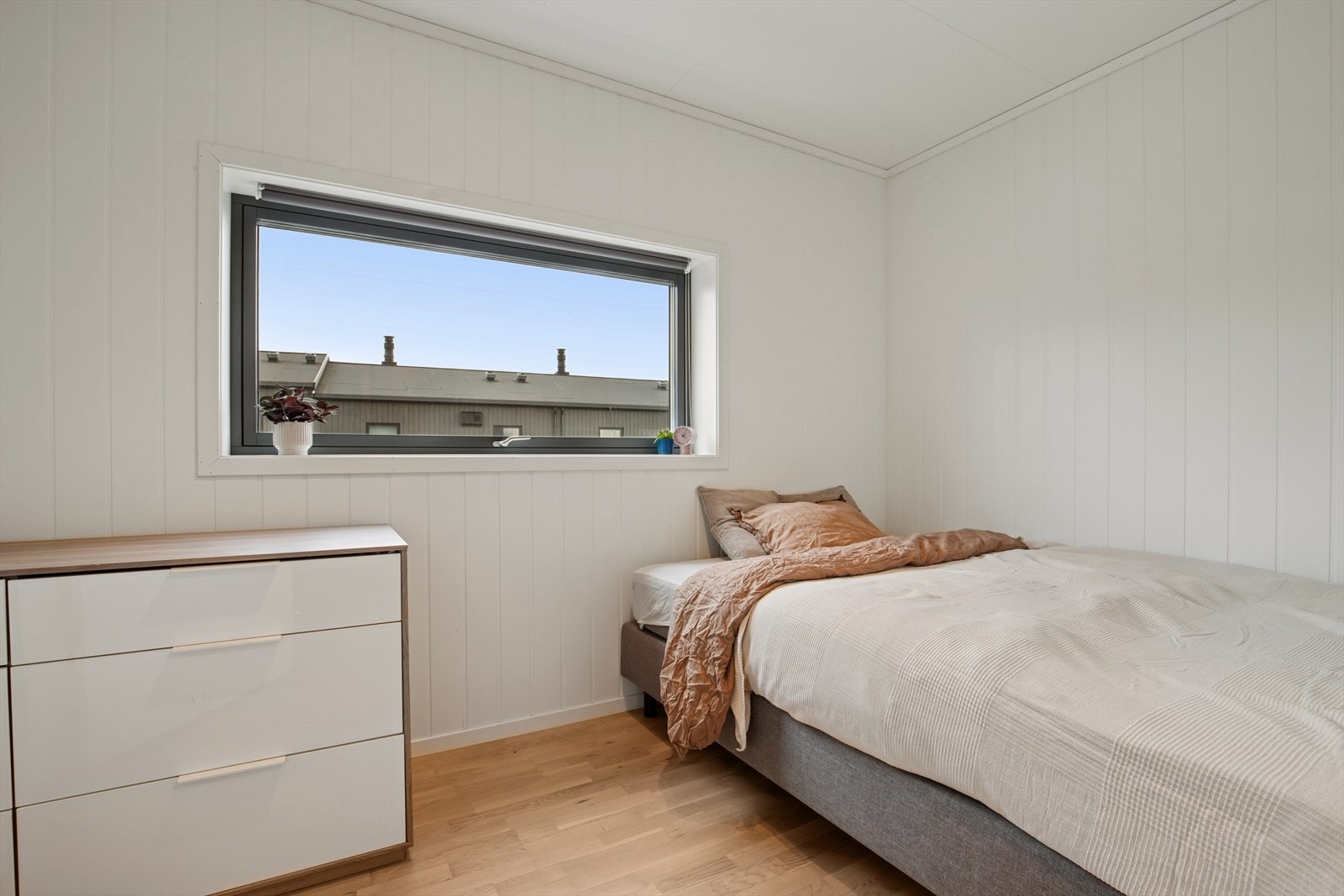 Pent og funksjonelt soverom som passer godt som barnerom, gjesterom eller kontor. Galleribilde