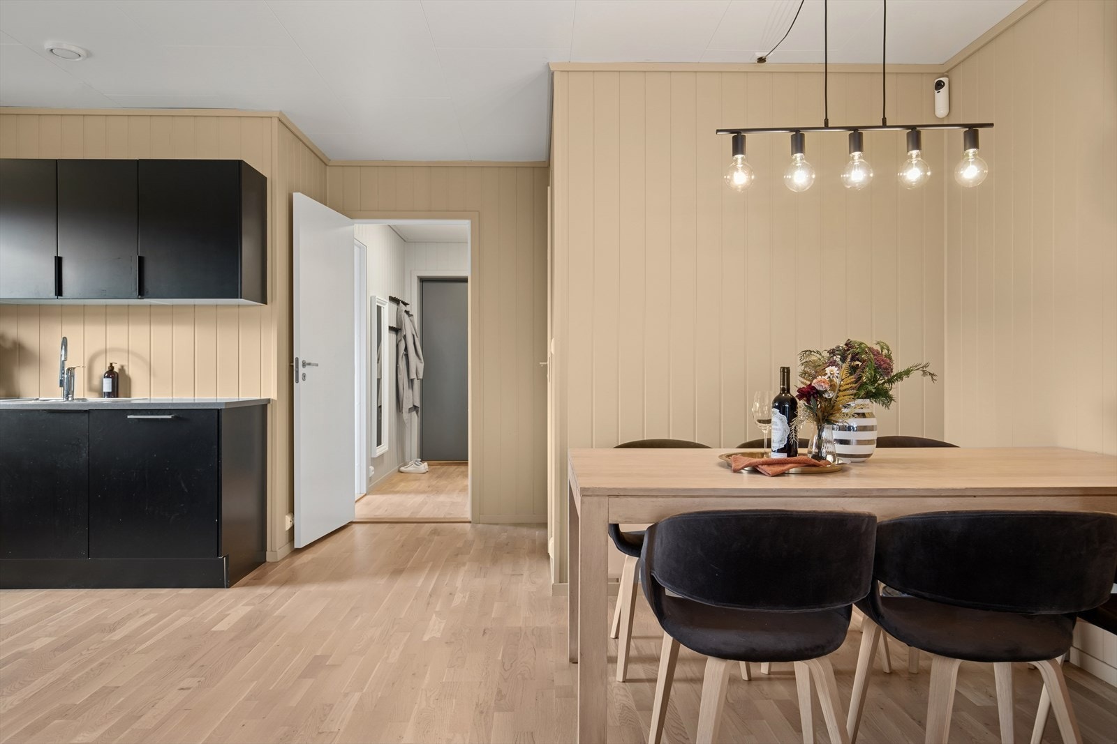 Fra kjøkkenet kommer du videre til entréen. Galleribilde