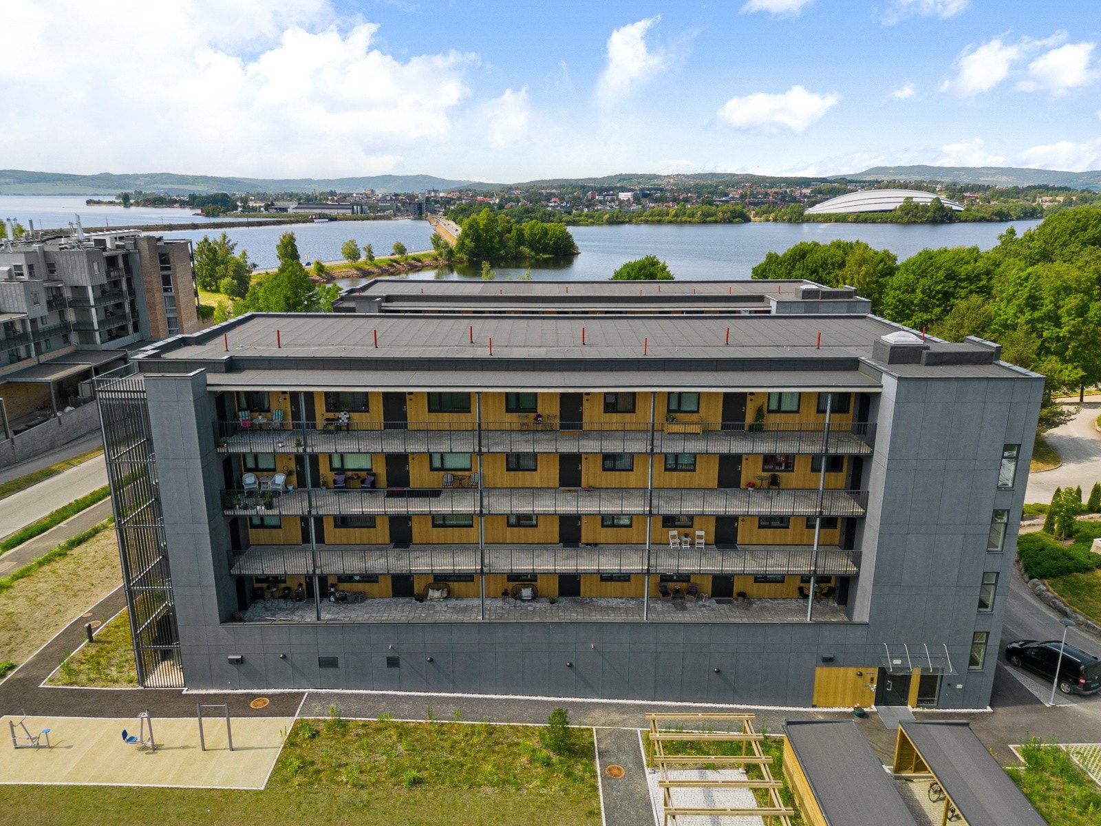 Leiligheten ligger fint til ved Mjøsa. Galleribilde