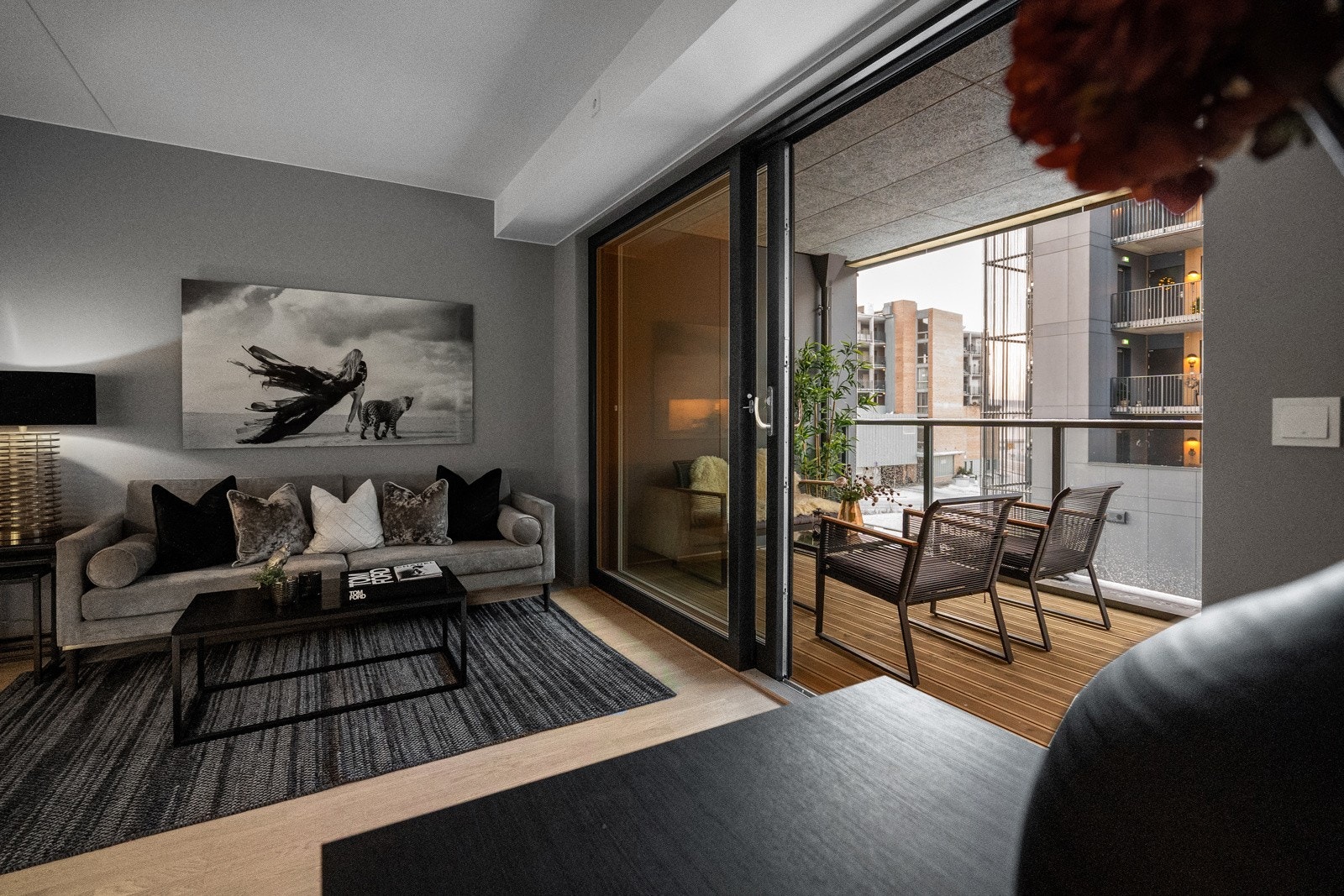 Med romslig balkong kan du dra ut stuedelen i sommerhalvåret. Galleribilde