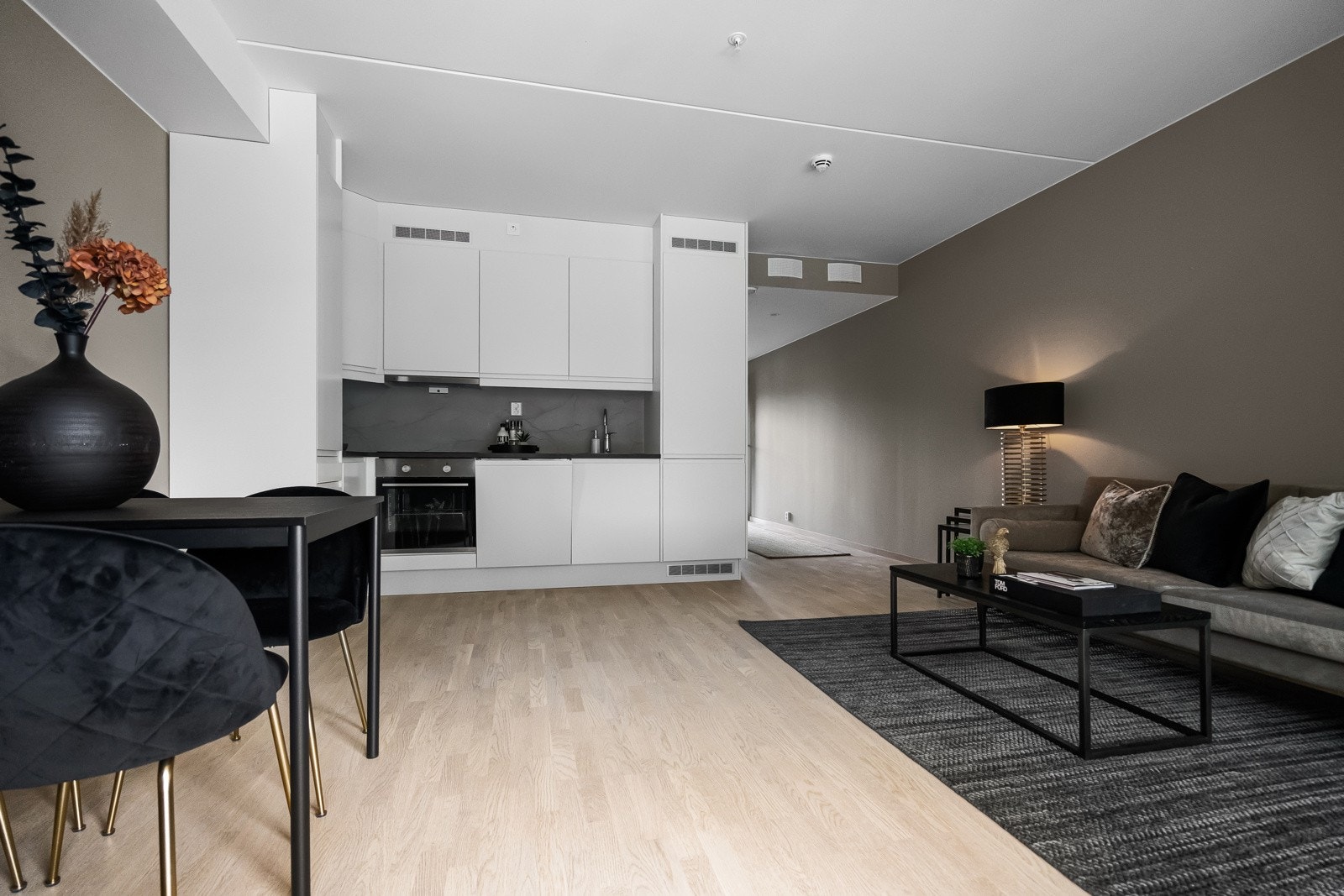 Kjøkkenet ligger i åpen løsning mot stue og spisestue, noe som skaper et sosialt oppholdsrom. Galleribilde