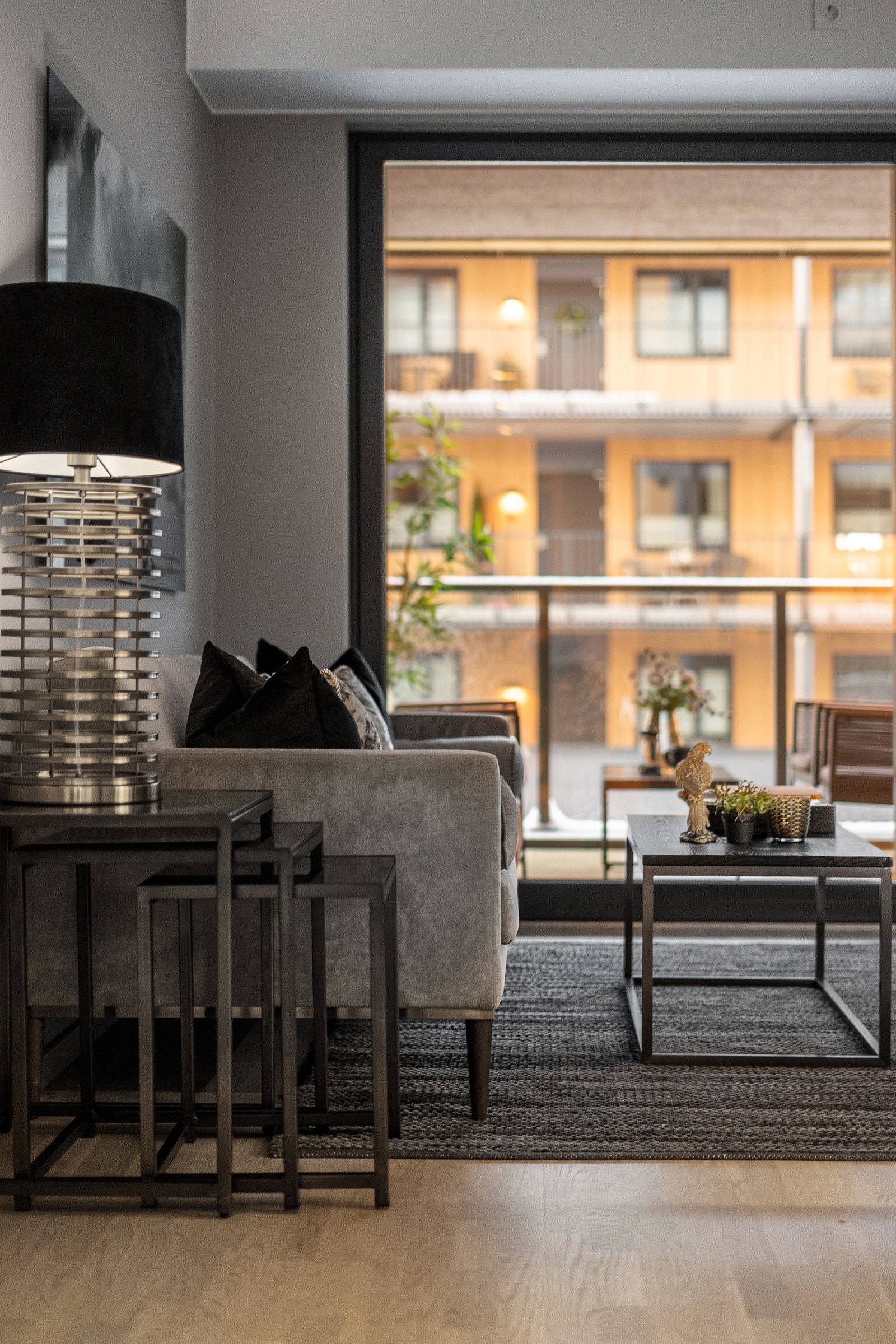 Fra stuen har du utgang til egen balkong hvor du kan lage en hyggelig uteplass. Galleribilde