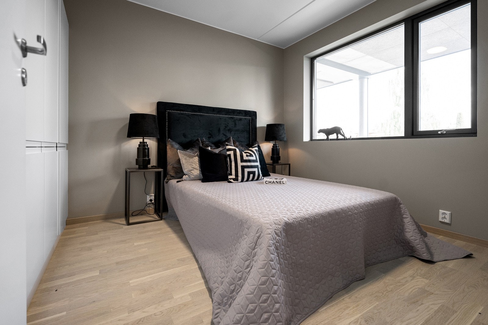 Leiligheten har ett romslig soverom. Galleribilde