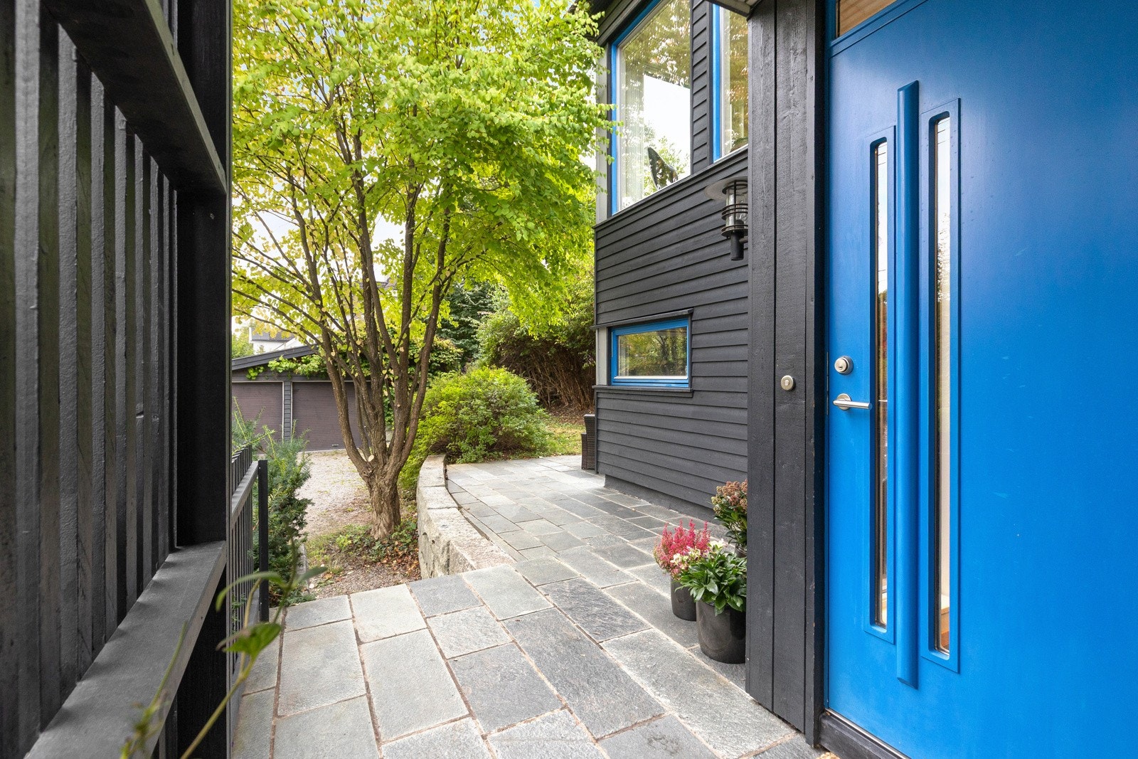 Inngangspartiet er omgitt av grønne omgivelser Galleribilde