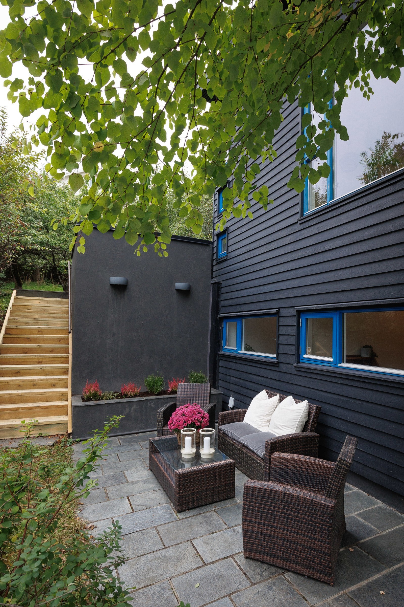 Det er trapp ned til en uteplass på 15 m² vendt mot sydvest, også med god plass til sittegrupper. Galleribilde