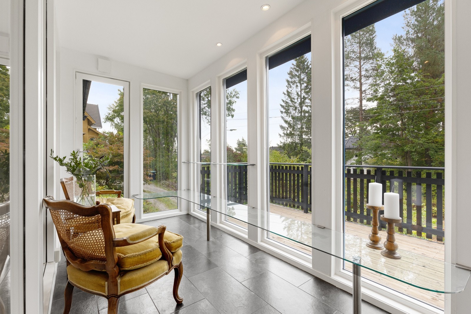 Vinterhagen omkranses av store glassflater og har en takhøyde opptil 3,77 meter Galleribilde