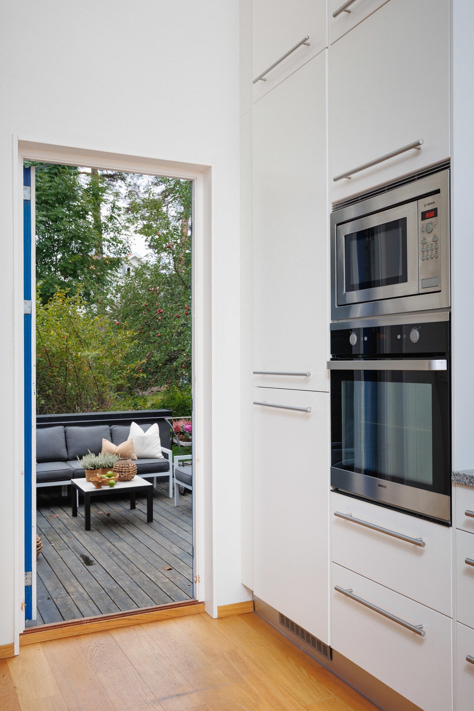 Fra kjøkkenet er det utgang til en flott markterrasse Galleribilde