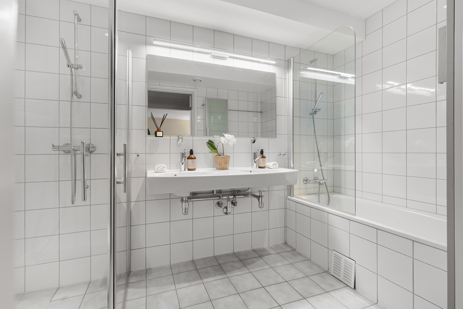 Hovedsoverommet har et eget stort bad med blant annet dusj og badekar Galleribilde