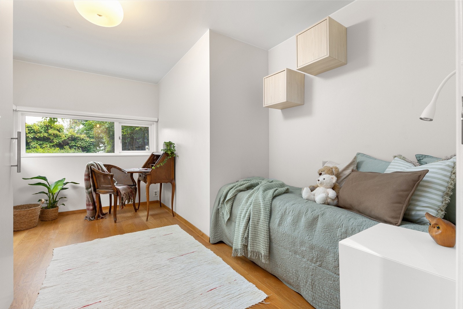 Soverom 3 passer perfekt til et barnerom. Her er det også plass til liten kontordel Galleribilde