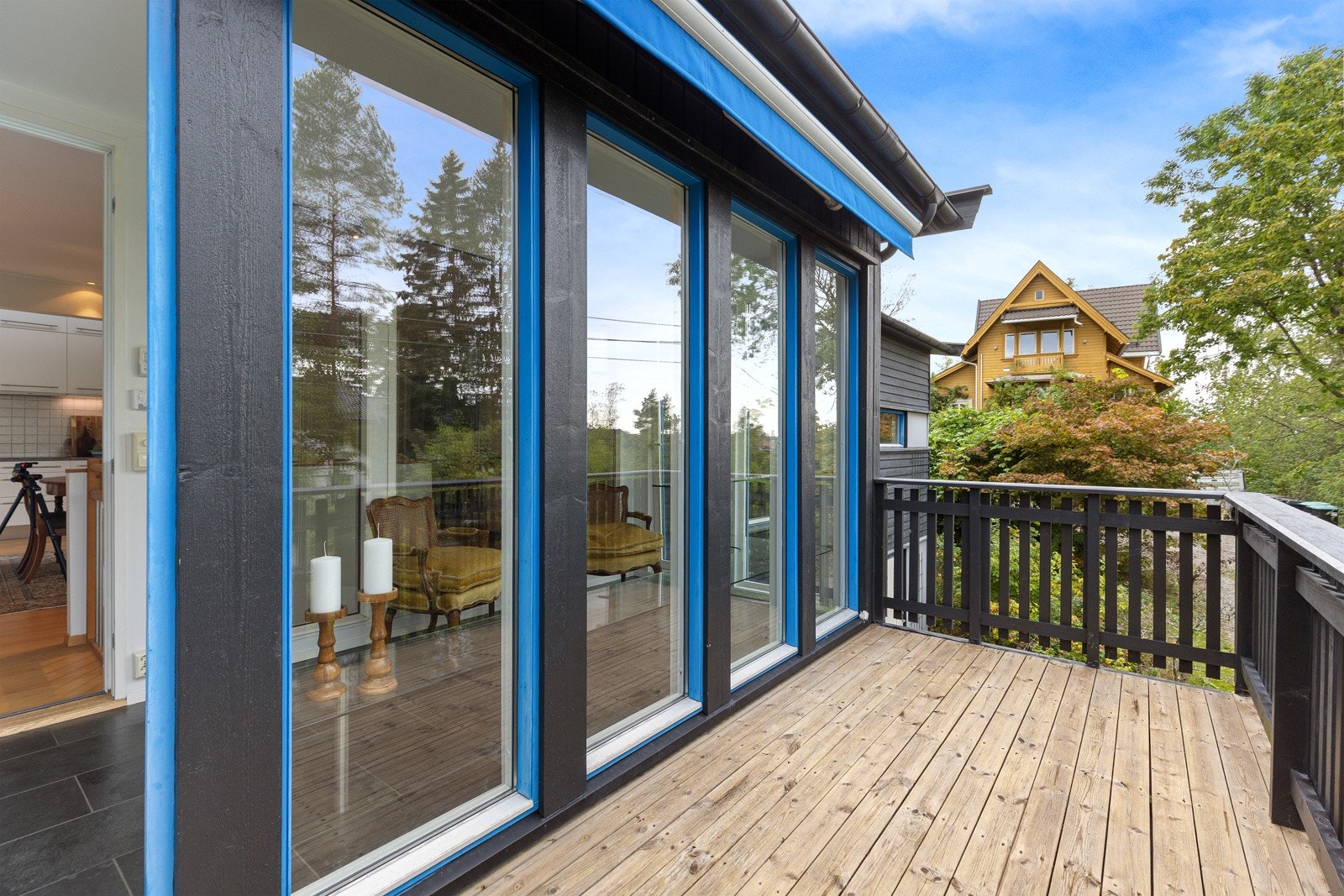 Vinterhagen har utgang til en sydøstvendt terrasse på 7 kvm, med elektrisk markise som gir behagelig skygge ved behov Galleribilde