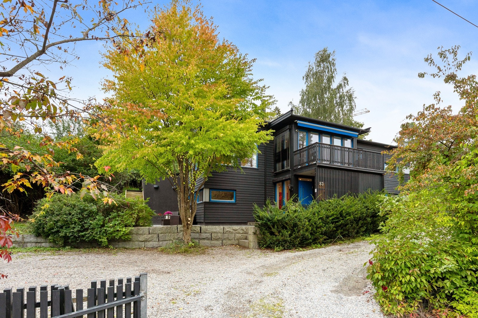 En flott enebolig omringet av frodige omgivelser og nærhet til sjøen Galleribilde