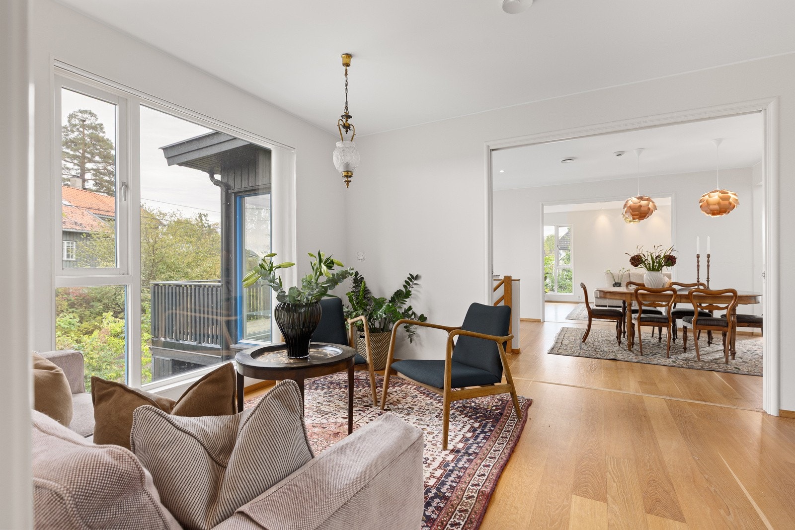 Her er det god plass til sosiale løsninger med sittegrupper og mediemøblement Galleribilde