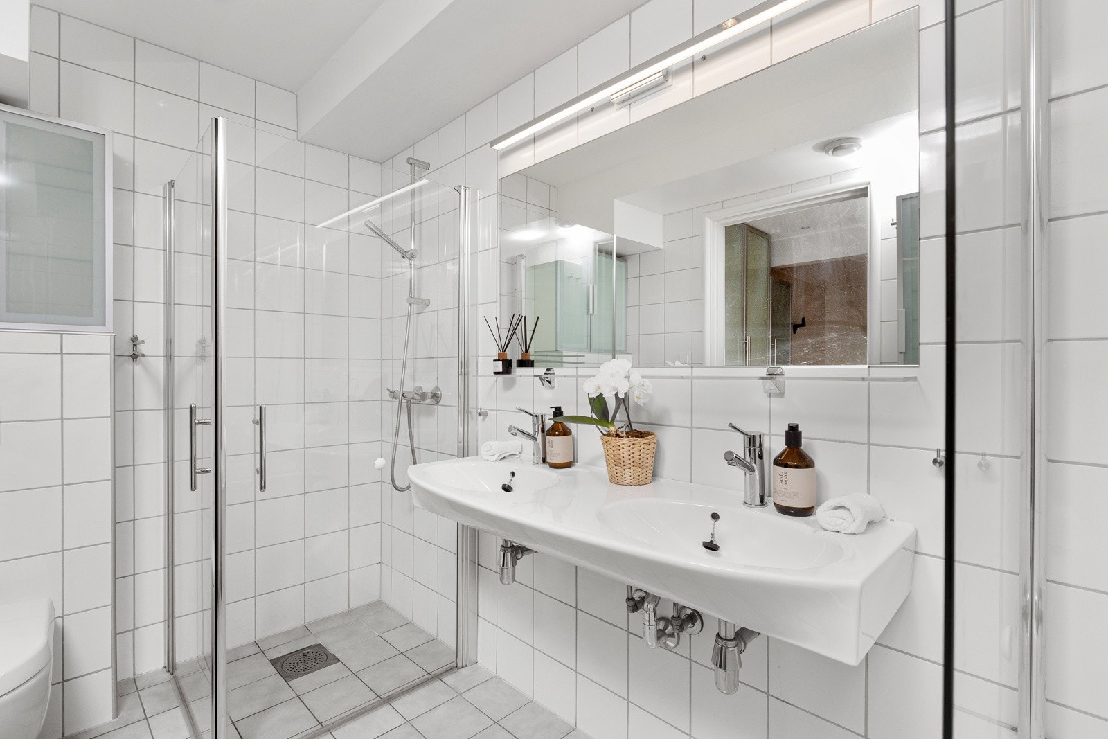 Badet har himling med downlights og vannbåren gulvvarme Galleribilde