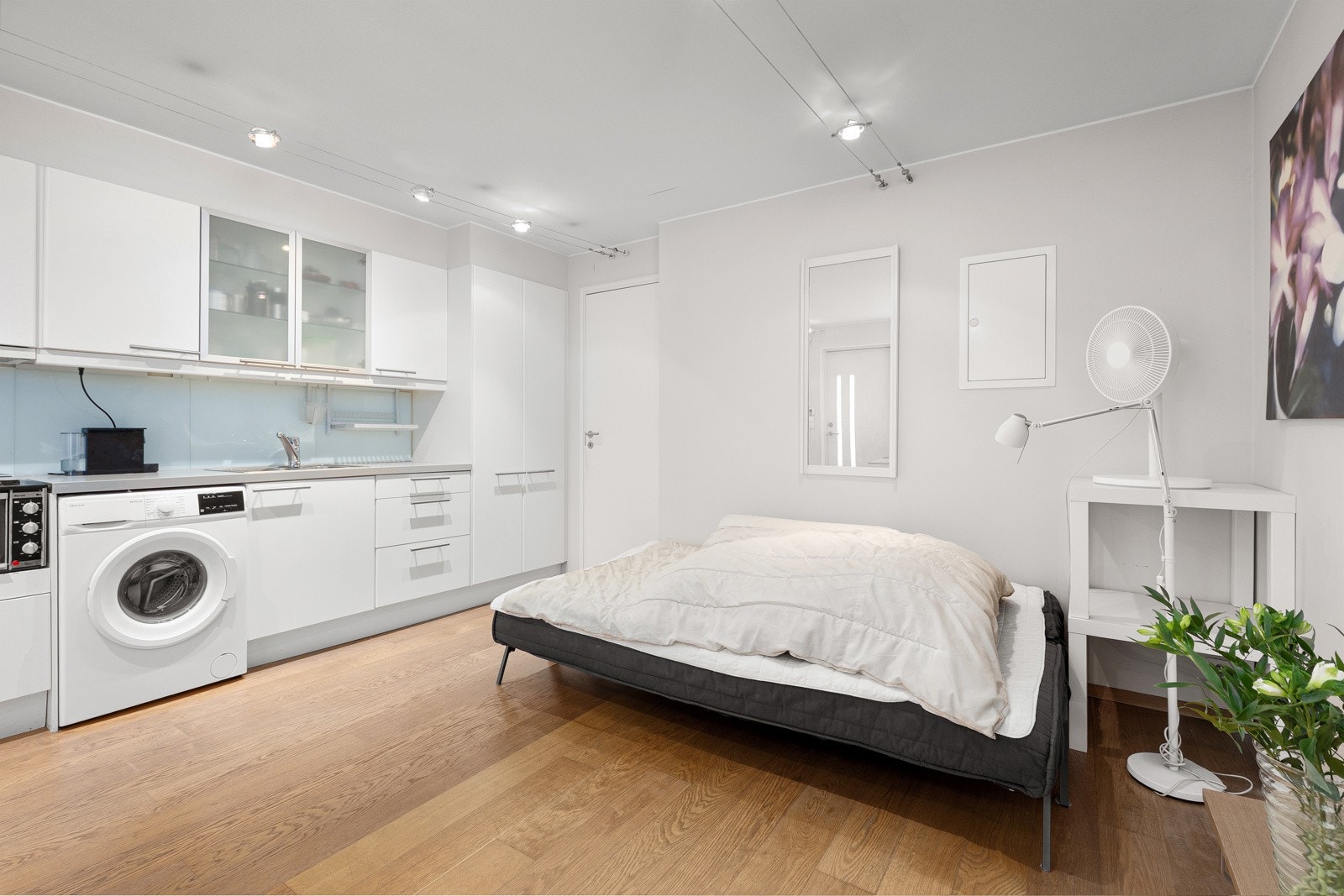 Hybelen har egen inngang og god plass til dobbeltseng og kontor. Galleribilde