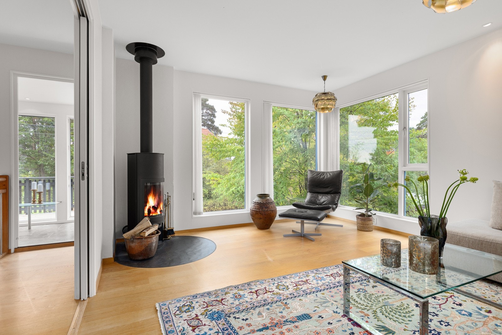 Stuen er lys og romslig, med store vindusflater som slipper inn rikelig med naturlig dagslys Galleribilde