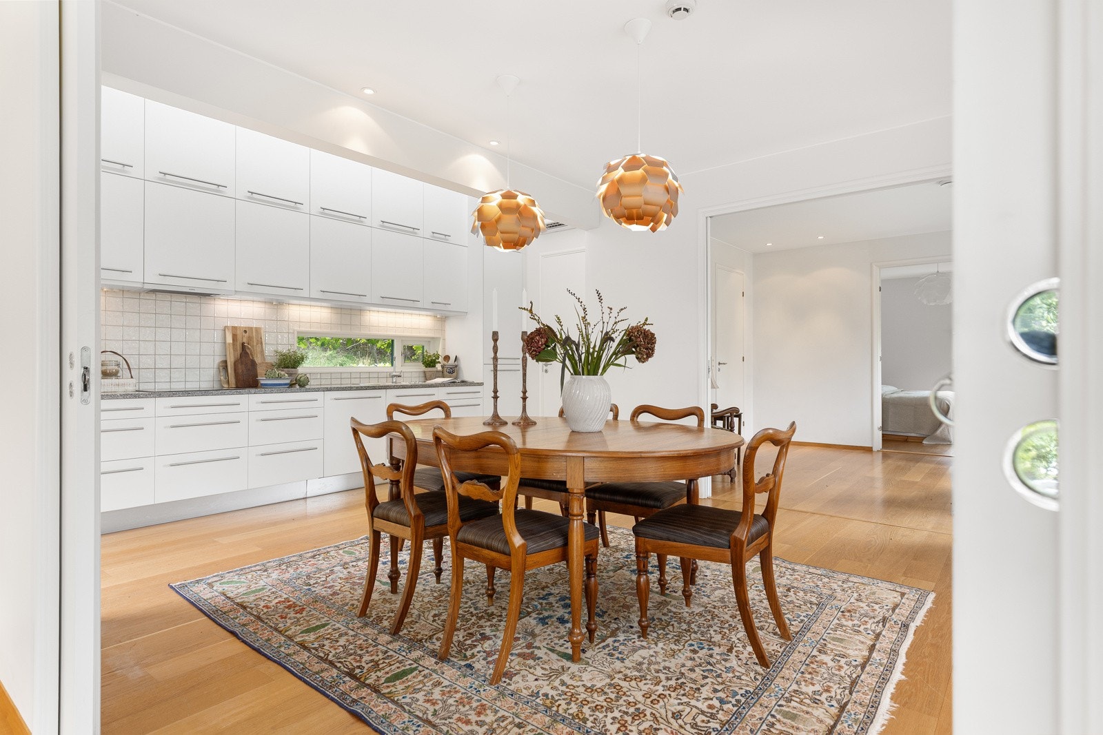 Spisestuen har åpen løsning til kjøkkenet og rikelig med plass for hyggelige måltider og sosiale sammenkomster Galleribilde