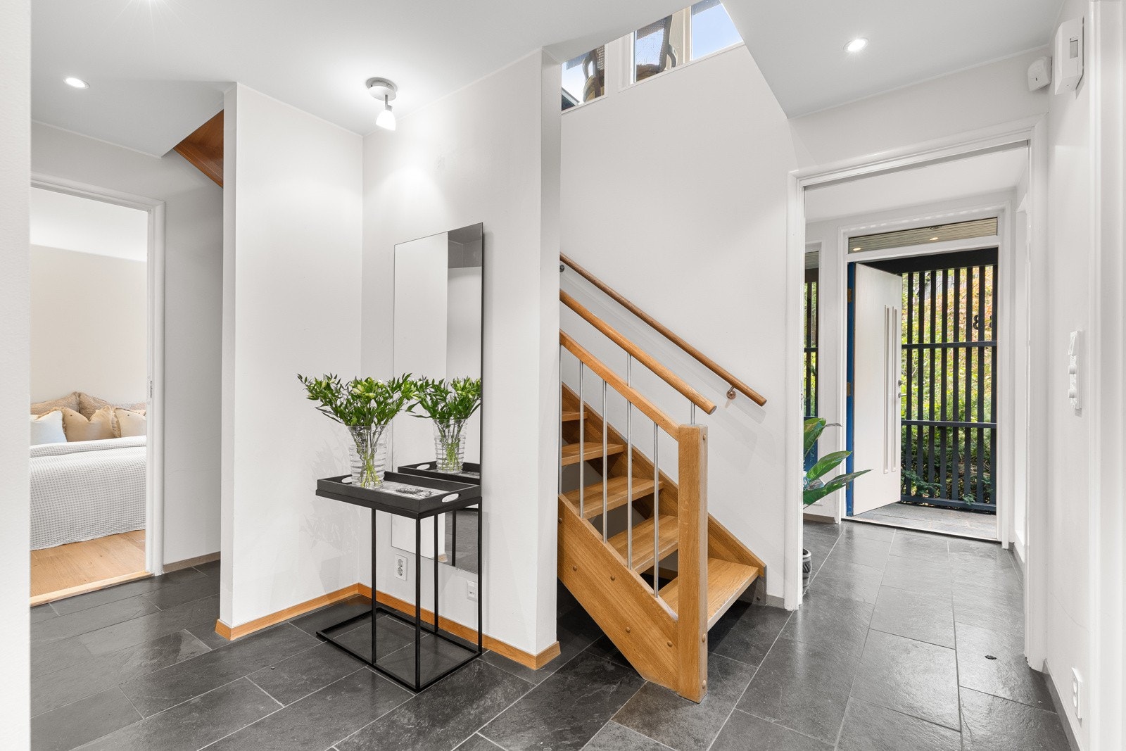 Hallen fungerer som et midtpunkt i underetasjen, med inngang til soverom, bad, garderobe og vaskerom Galleribilde