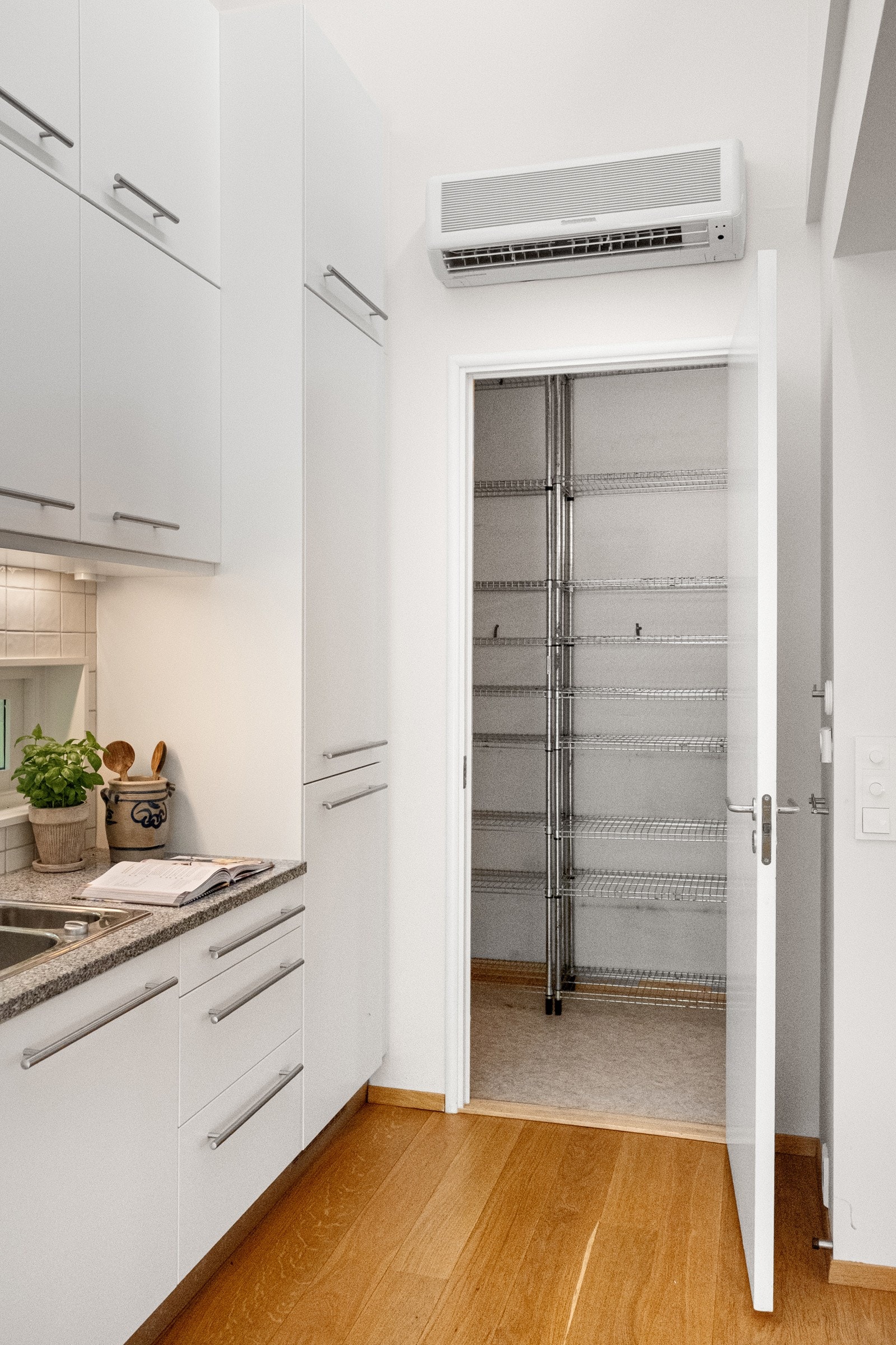 Kjøkkenet har en egen bod, som kan brukes til ekstra oppbevaring Galleribilde