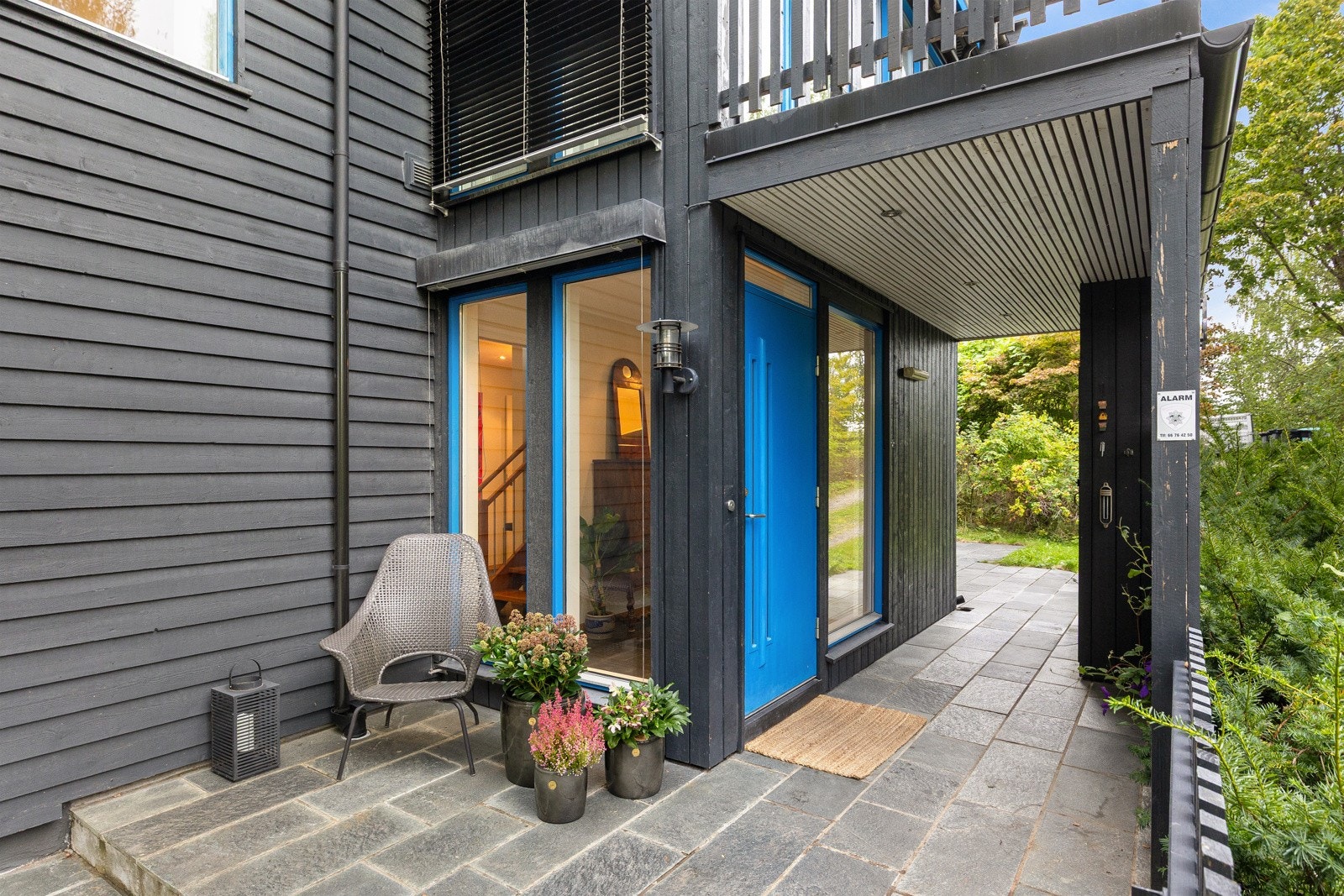 Innbydende inngangsparti med tak fra terrassen over. Galleribilde