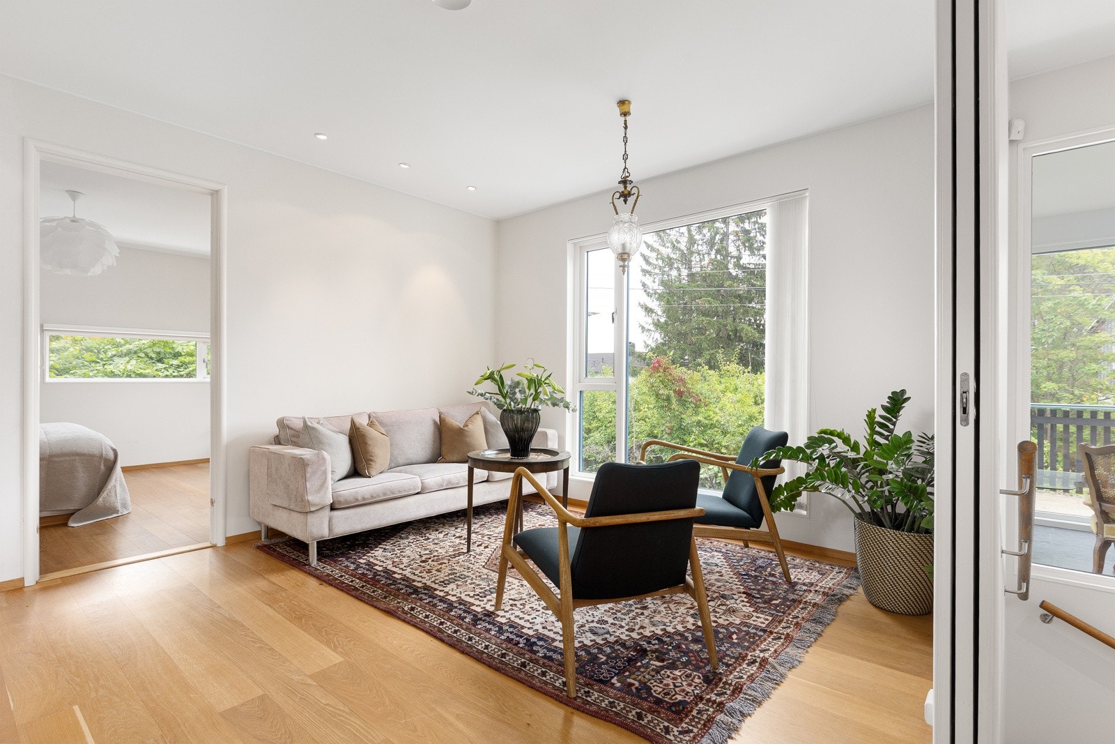 Store vindusflater slipper inn rikelig med naturlig lys Galleribilde