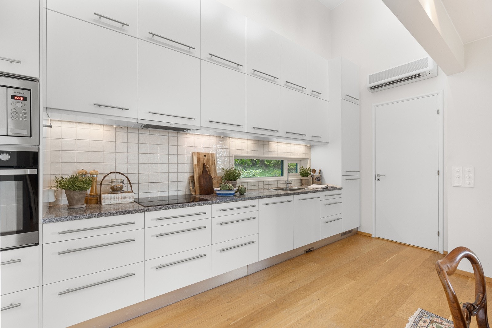 Kjøkkenet er romslig og har svært god skap- og benkeplass Galleribilde