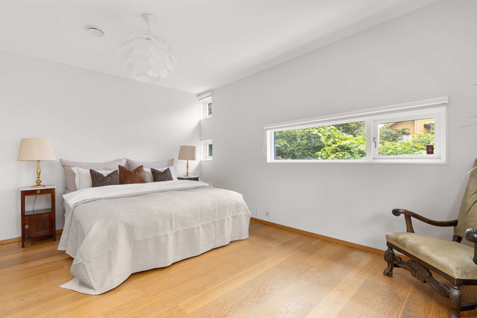 Det er plass til nattbord på begge sider av sengen i tillegg til øvrig ønsket møblering Galleribilde