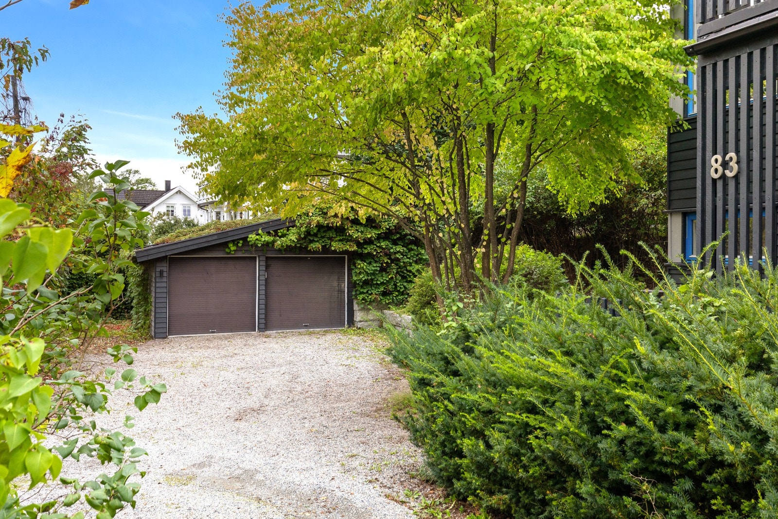 Frittstående dobbelgarasje på 28 m² med to leddporter og elektrisk portåpner. Garasjen har også elbil-lader. Galleribilde