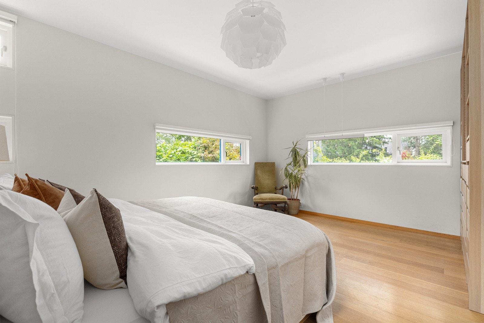 Hovedsoverommet er romslig og byr på rikelig skapplass samt flere vinduer som gir flott lysinnslipp Galleribilde