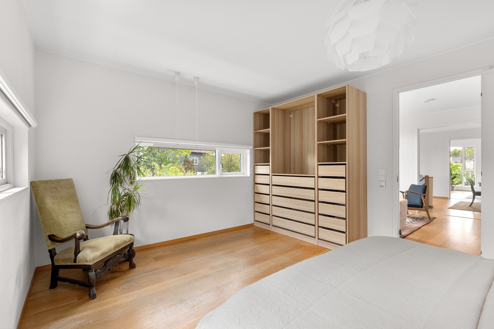 Godt med oppbevaringsplass i stort garderobeskap Galleribilde